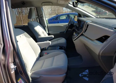 2018 Toyota Sienna Le 8 Passenger z USA, uszkodzony, nr VIN 5TDKZ3DC4JS912455